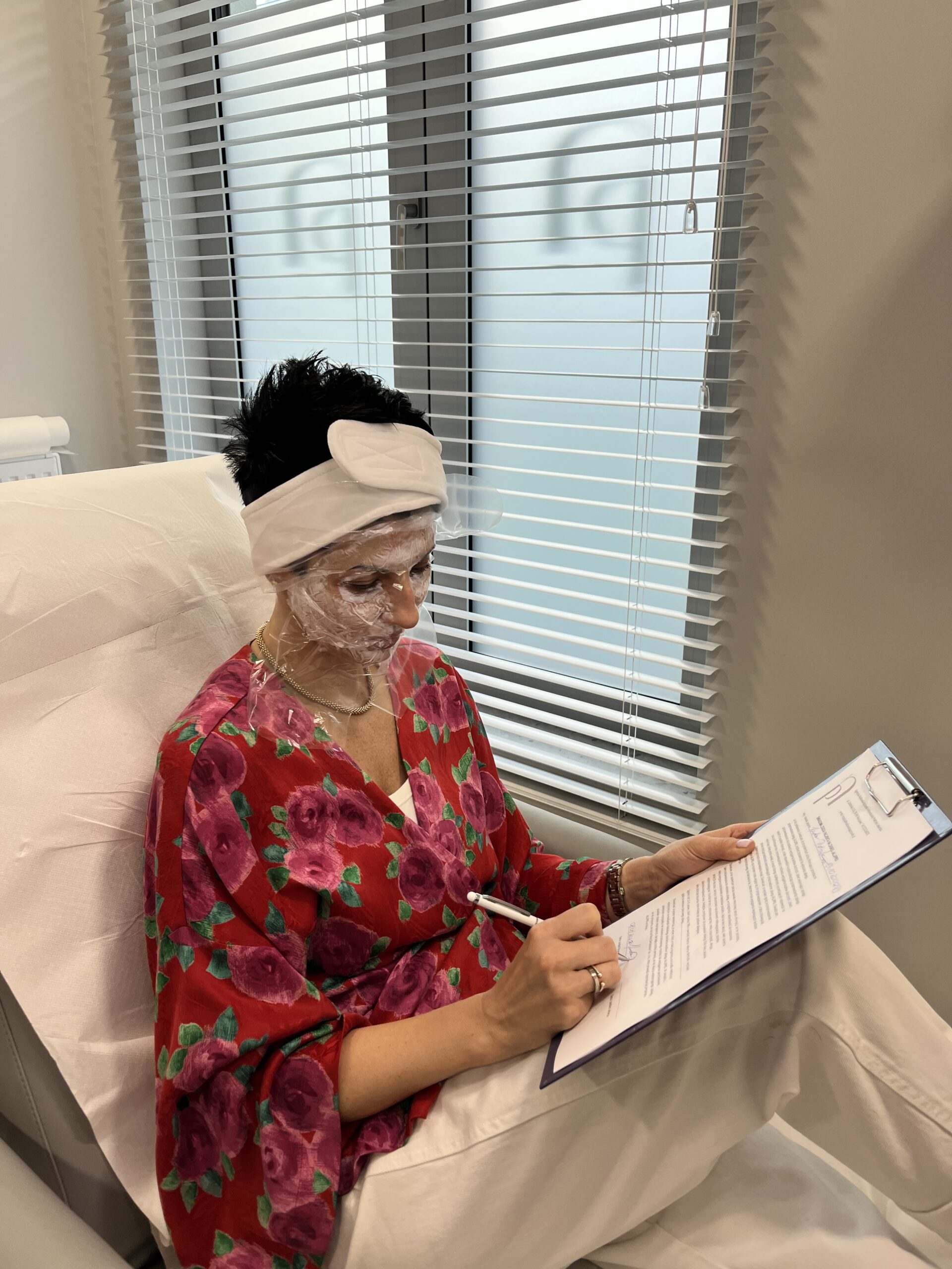 Pacjentka wypełnia ankietę przed zabiegiem medycyny estetycznej u dr Agnieszka Nasiłowska-Paciorek