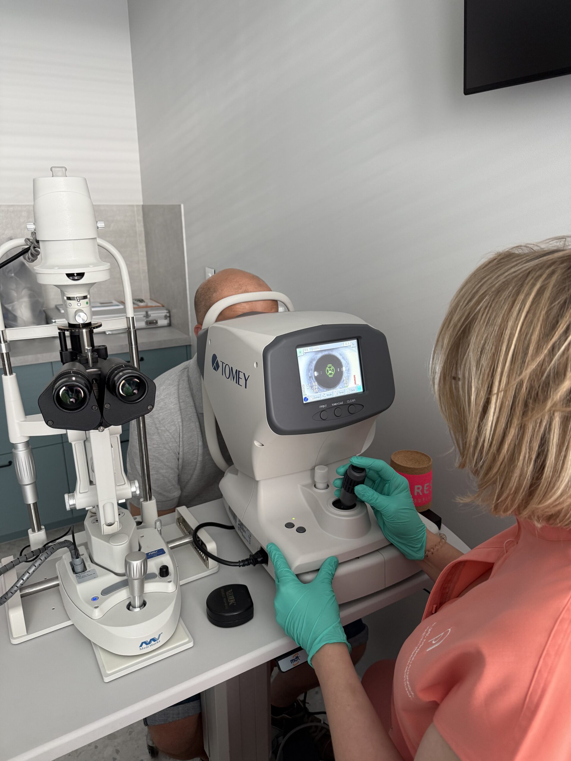 dr Agnieszka Nasiłowska-Paciorek bada pacjenta za pomocą autorefraktometru